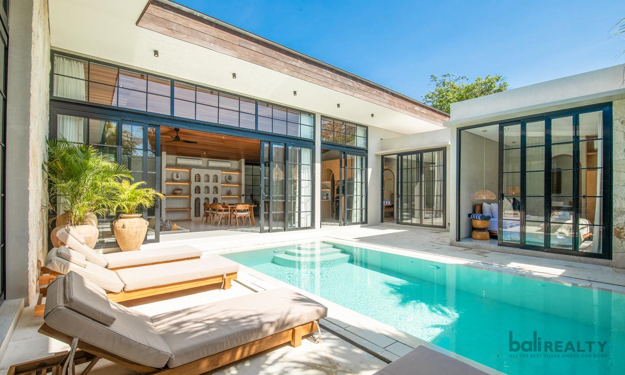 Five-Bedroom Villa with European Tropical Flair, Near Bingin Beach — photo 3