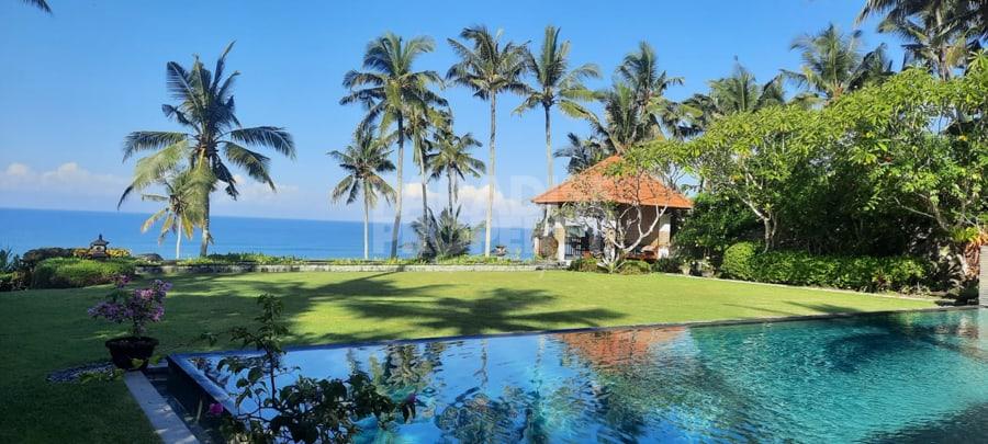 Exquisite Beach Villa Overlooking The Ocean – Tabanan Region — photo 1