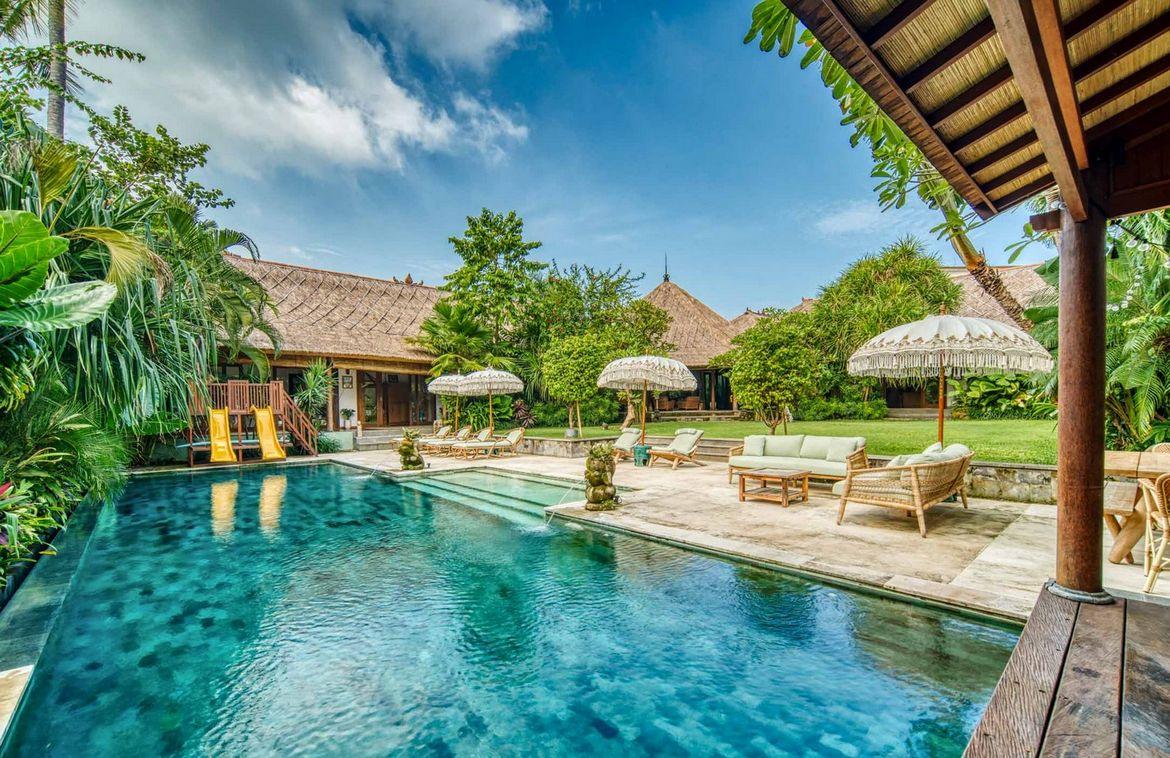 Modern-Classic 6 bedroom Villa Steps from Berawa Beach — photo 1