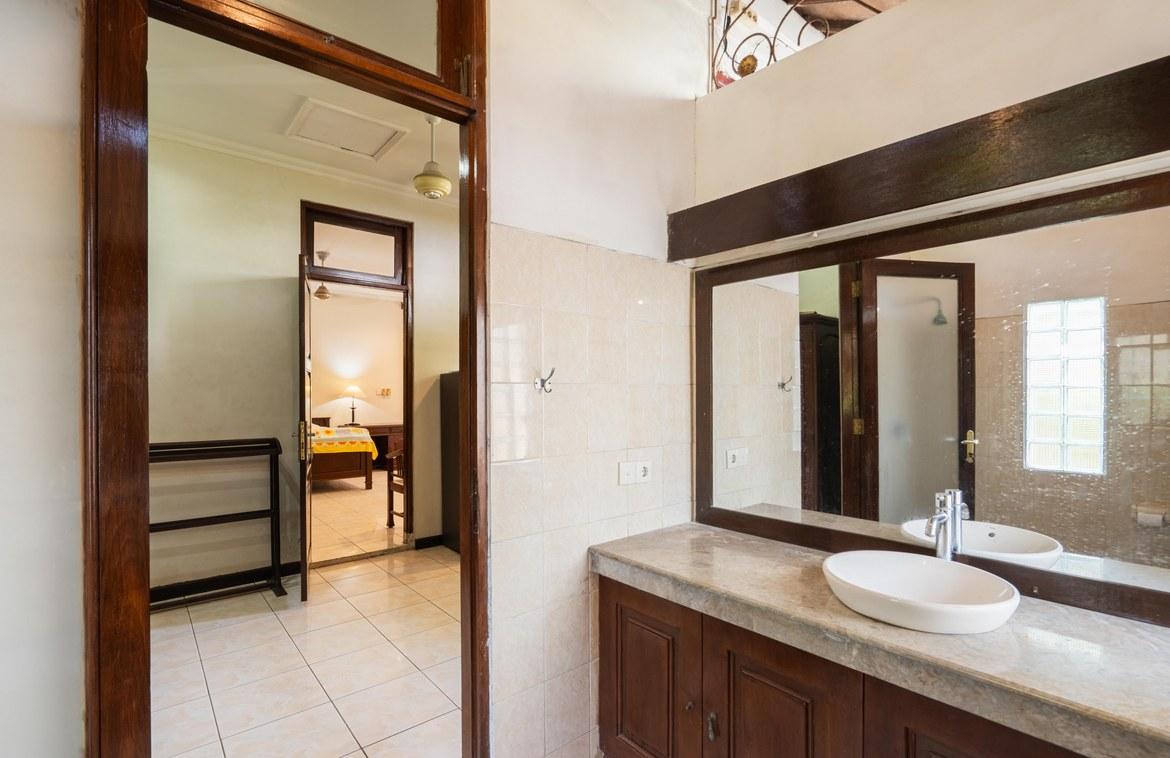 Rare Opportunity to Revitalize a Classic Balinese Cottage in Prime Seminyak — photo 5
