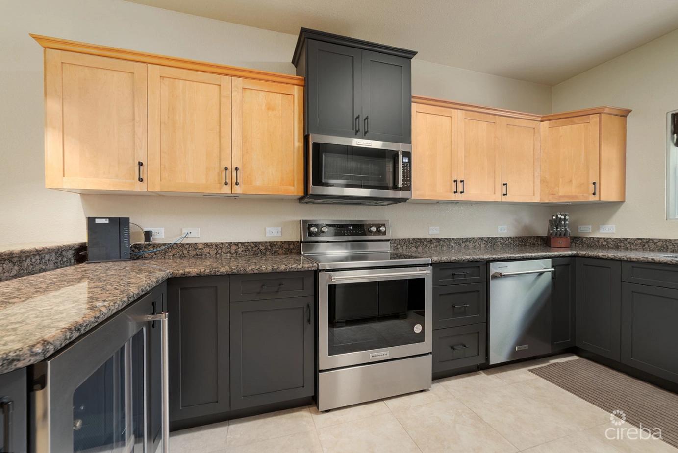 Spacious 3 Bed + Den Townhome At L'ambience in the Cayman Islands — photo 4