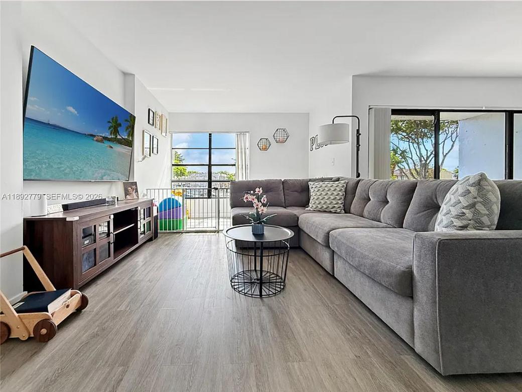 West Kendall Remodeled 3BR Condo — photo 1