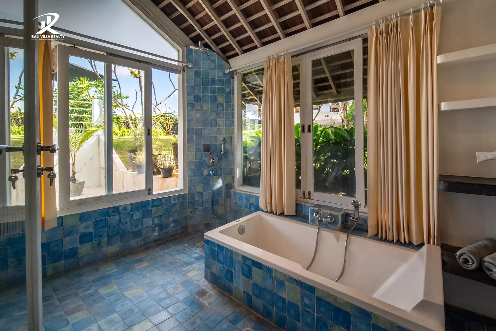 5 bedroom Villa for sale (Leasehold) — Massive 5BR Leasehold Ricefield View Estate in Tibubeneng — photo 2