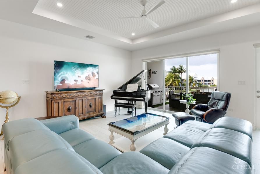 Periwinkle Canal-Front 4BR Condo — photo 3