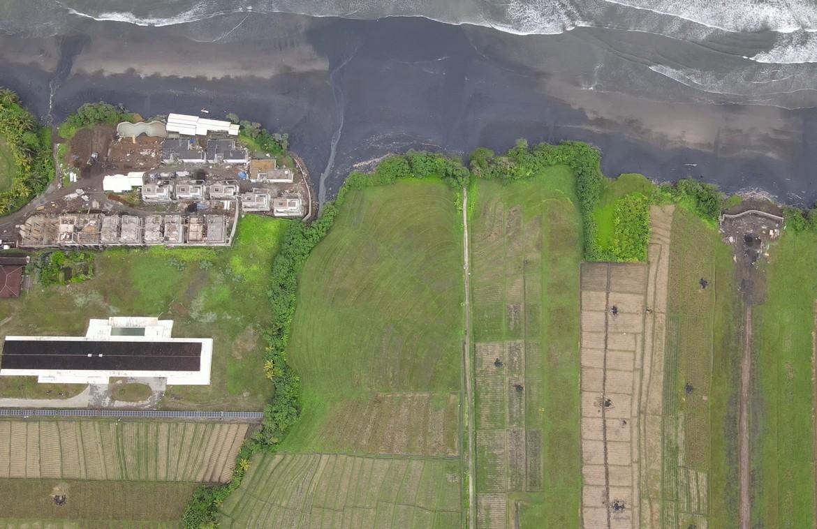 Magnificent 8,680 sqm beachfront plot in Pasut, Tabanan, Bali, Indonesia — photo 2