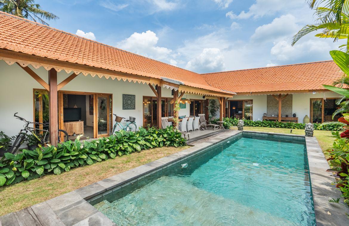Spacious and tranquil 4-bedroom villa in Buduk in Canggu, Bali, Indonesia — photo 1