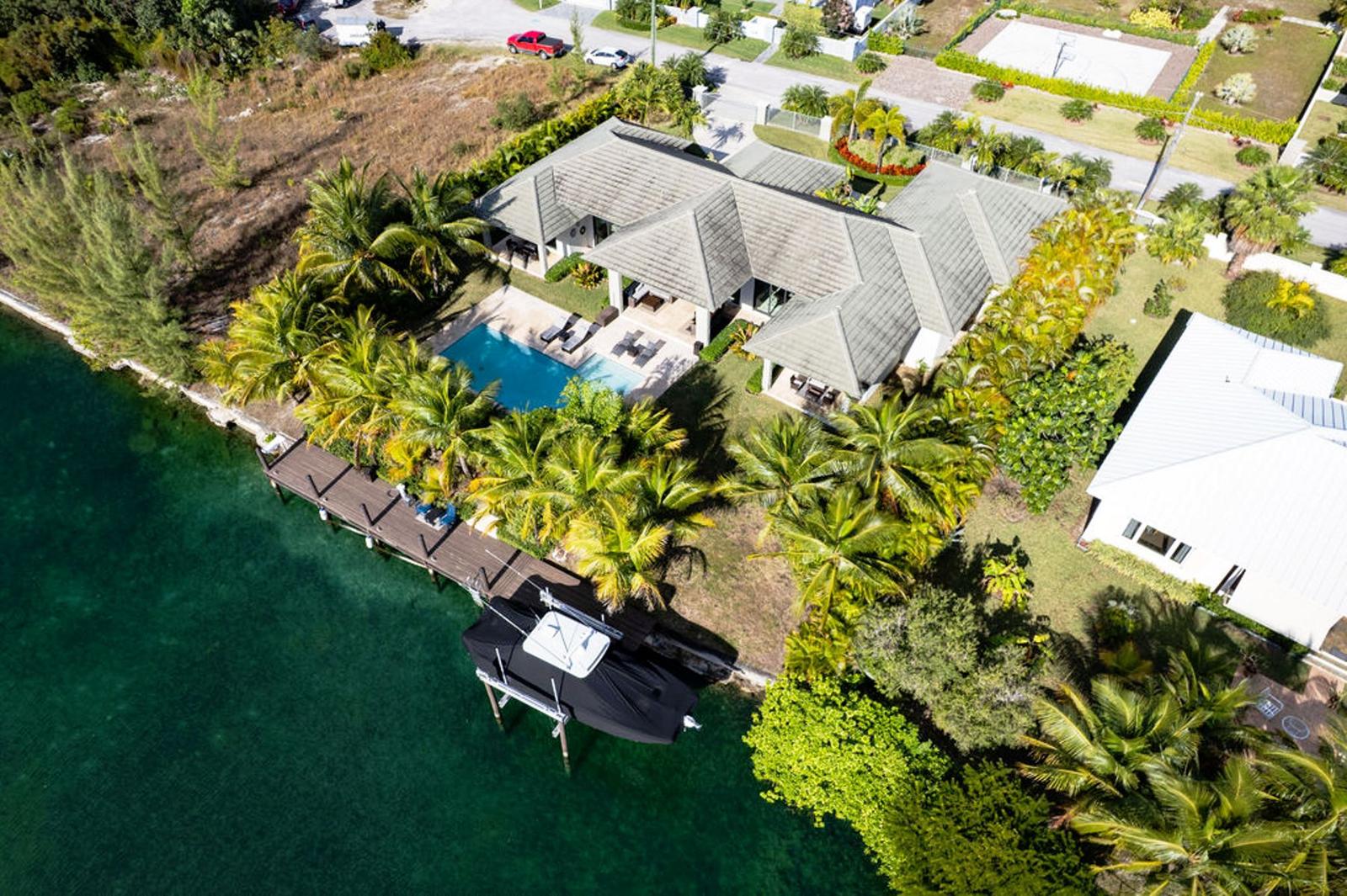 Exclusive Waterfront Living, Pool, Style & Turn-Key Luxury — photo 2