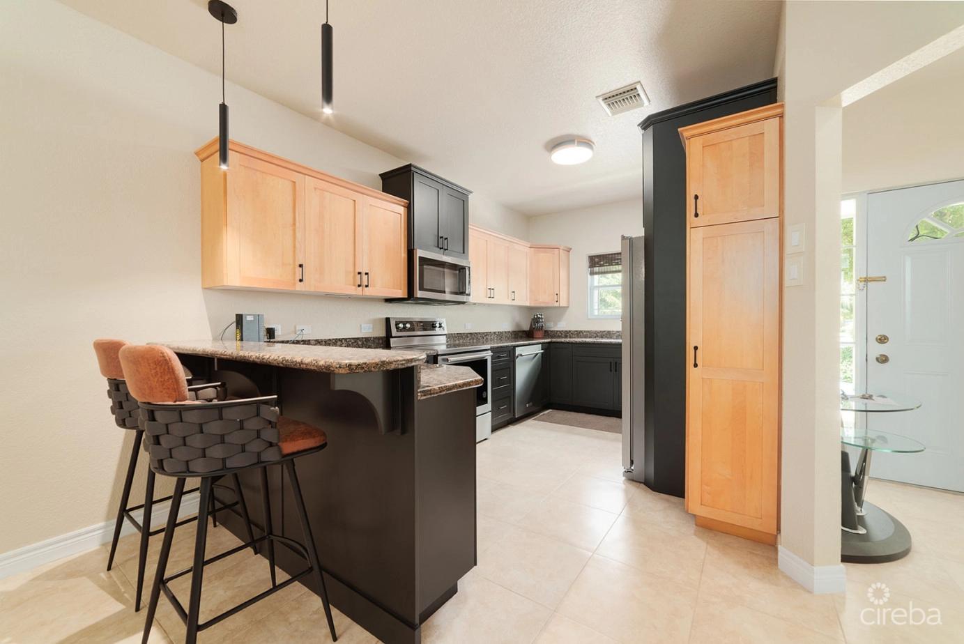 Spacious 3 Bed + Den Townhome At L'ambience in the Cayman Islands — photo 2