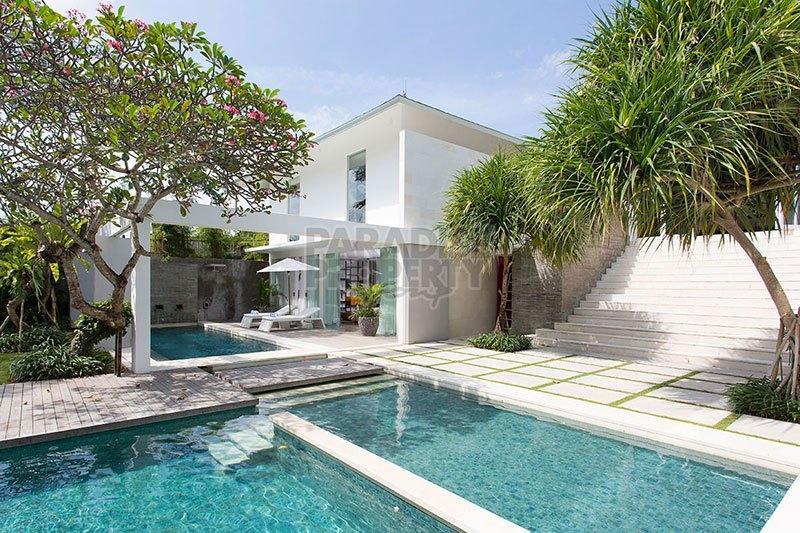 Stunning 6 Bedroom Freehold Luxury Villa 100 Meters from the Beach — photo 2