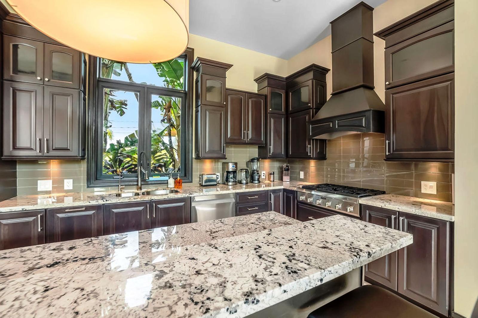 Exclusive Waterfront Living, Pool, Style & Turn-Key Luxury — photo 3