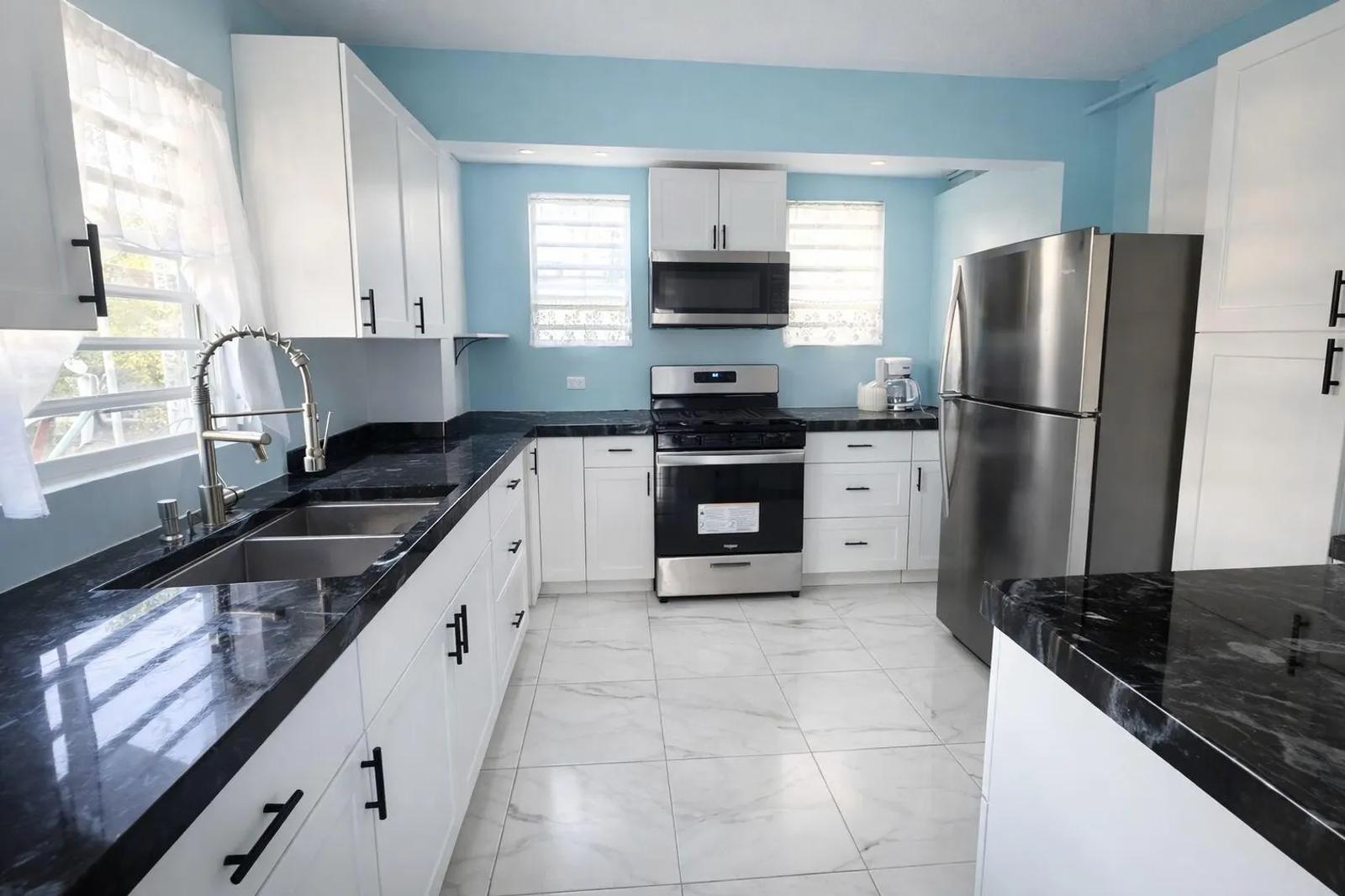1 Bed 1 Bath Apartment in Anna's Retreat — photo 2