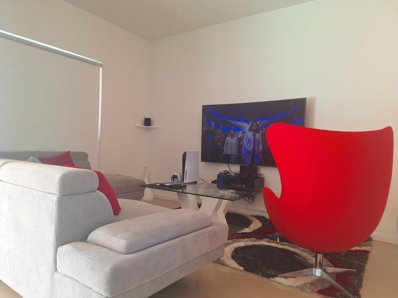 3 Bedroom 2.5 Bathroom Enclave Apartment For Sale — photo 2