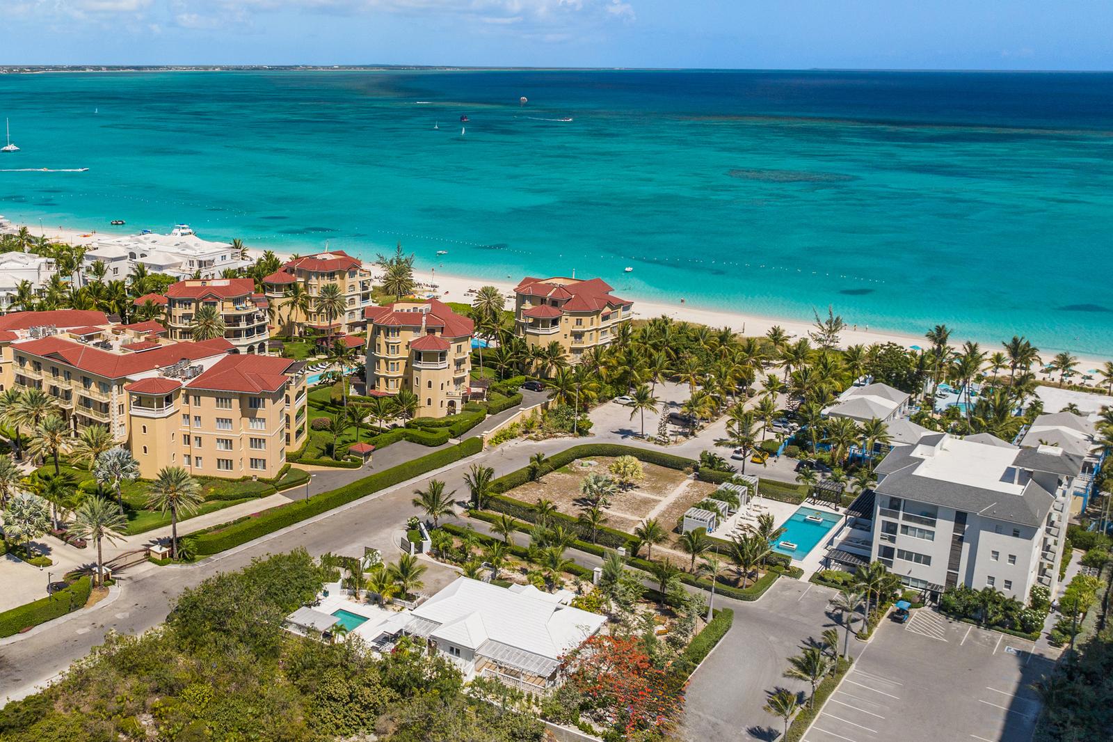 4-bedroom house in Grace Bay, Turks and Caicos Islands — photo 1