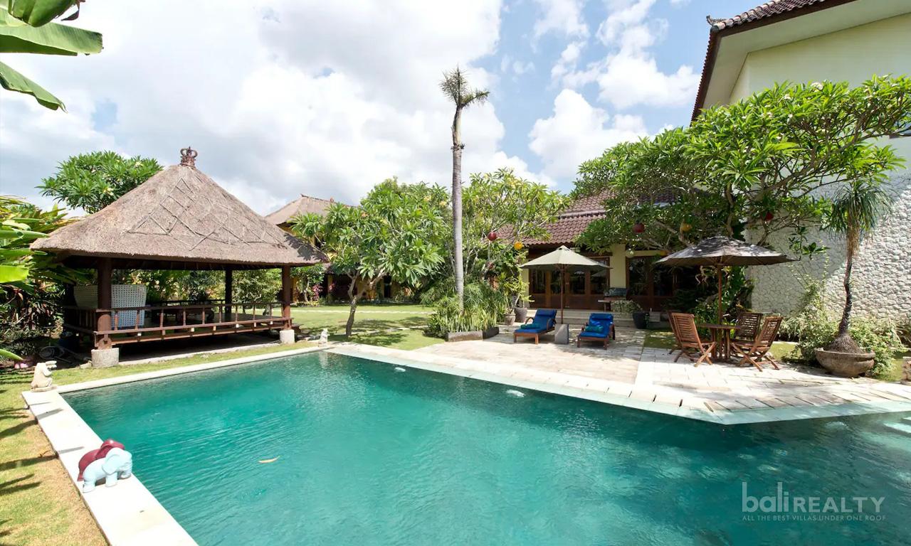 Escape to a Tropical 5-Bedroom Villa with Balinese-Style in Canggu — photo 1