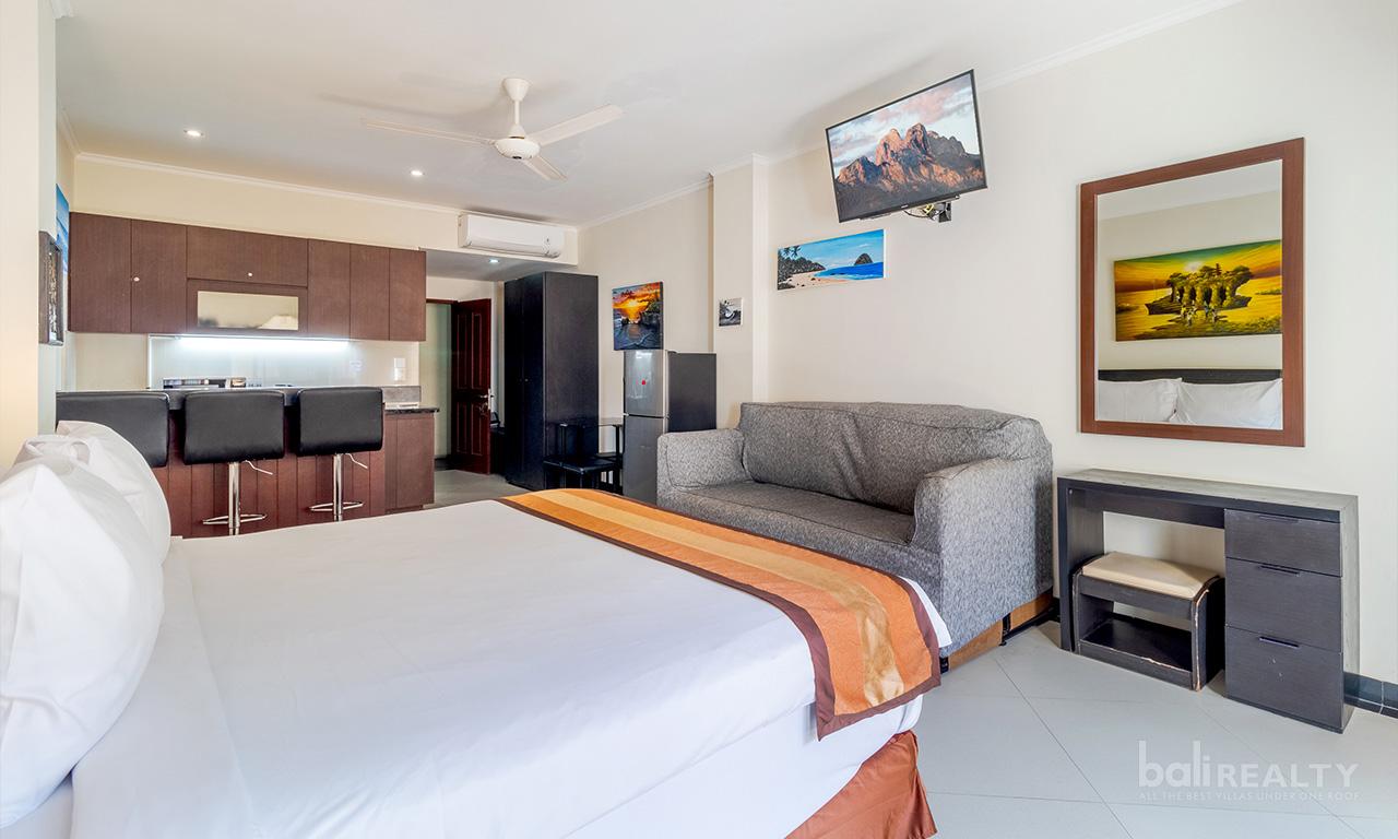Modern 1-Bedroom Studio Deluxe: Fully Renovated Turnkey Investment in Prime Kuta – 2726 — photo 4