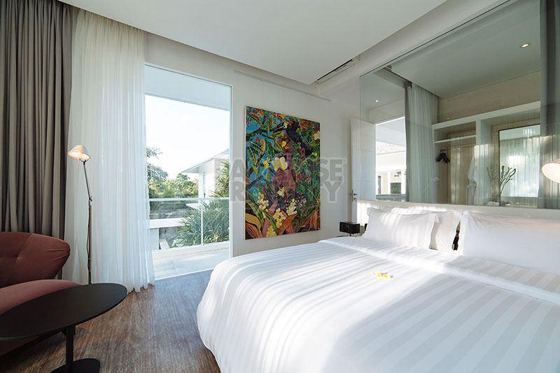 Stunning 6 Bedroom Freehold Luxury Villa 100 Meters from the Beach — photo 4