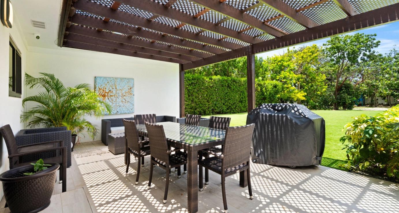 5 bedroom property for sale — Melmac Ave #92 & #94 South Sound - Single Family Home With Cottage Set On 0.5 Acre Plot in the Cayman Islands — photo 1