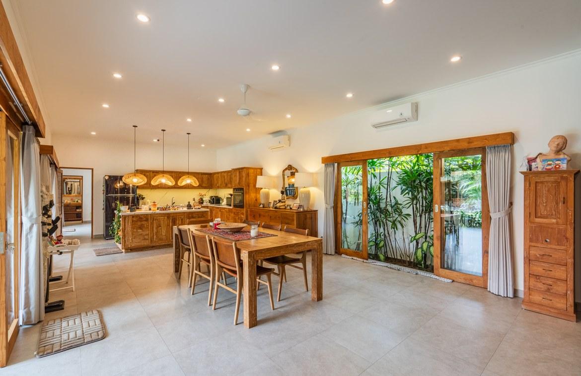 Spacious and tranquil 4-bedroom villa in Buduk in Canggu, Bali, Indonesia — photo 5