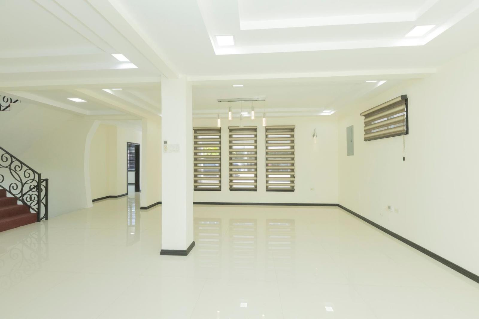 6 Bedroom Townhouse for Sale, Dillsbury Avenue, Jacks Hill, Kingston 7, Jamaica — photo 4