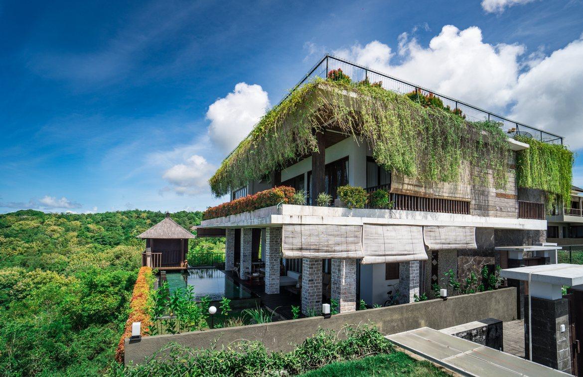 Elevated 6-Bedroom Coastal Villa with Spectacular Ocean Views — photo 3