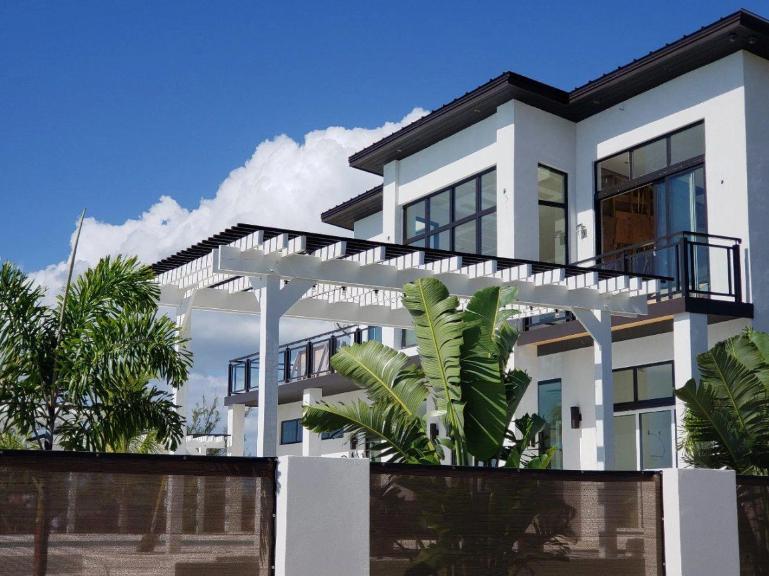 South Bahamia 3BR Canal Front Home — photo 1