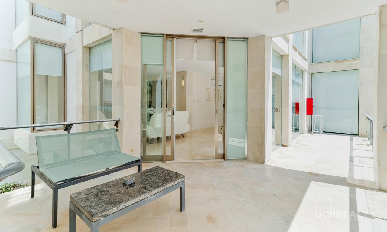 Super Spacious 1 Bedroom Apartment Located on the Beachfront at Double Six Beach, Legian — photo 1