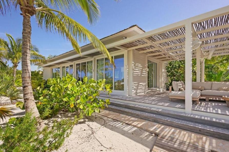 5 bedroom property for sale — Whale Tail Villa in Norman’s Cay — photo 4