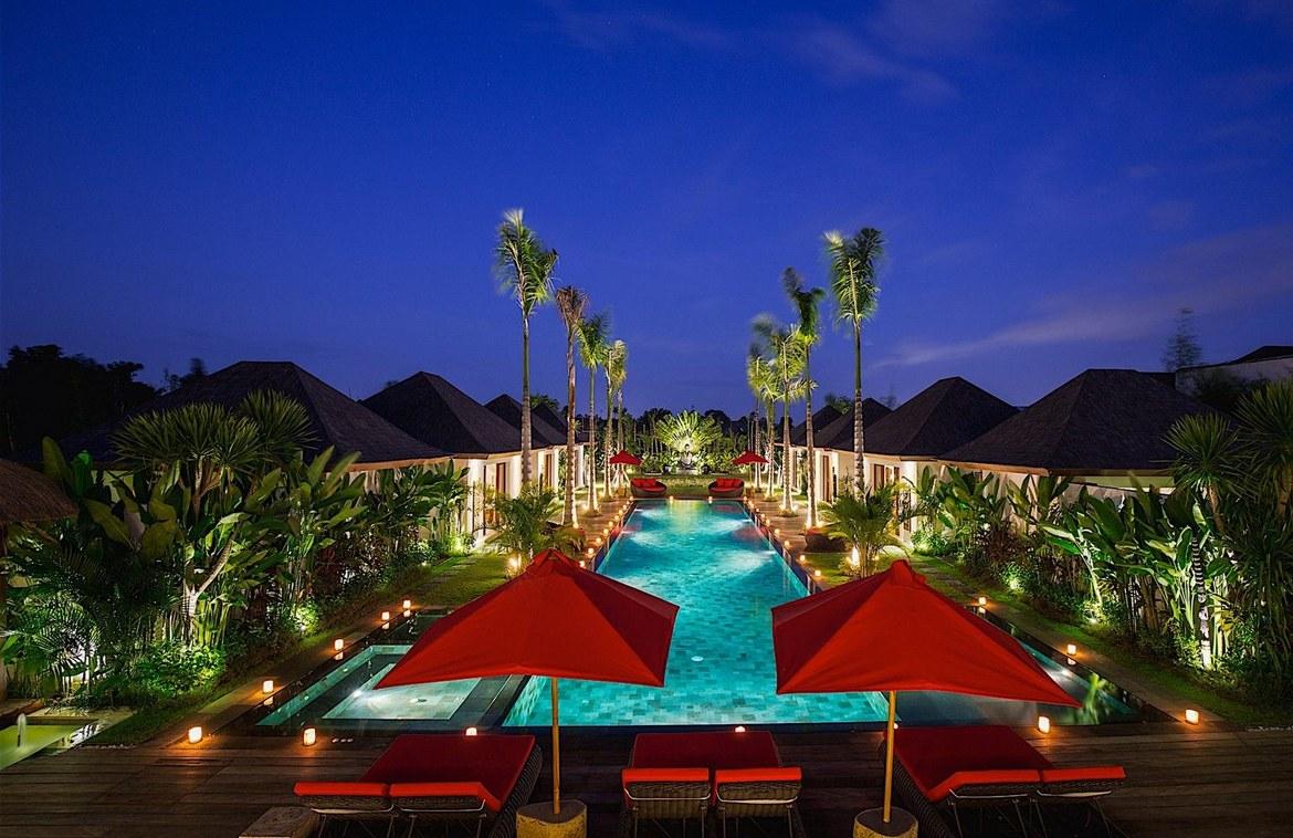 Refined Six-Bedroom Tropical Estate in Bumbak — photo 2