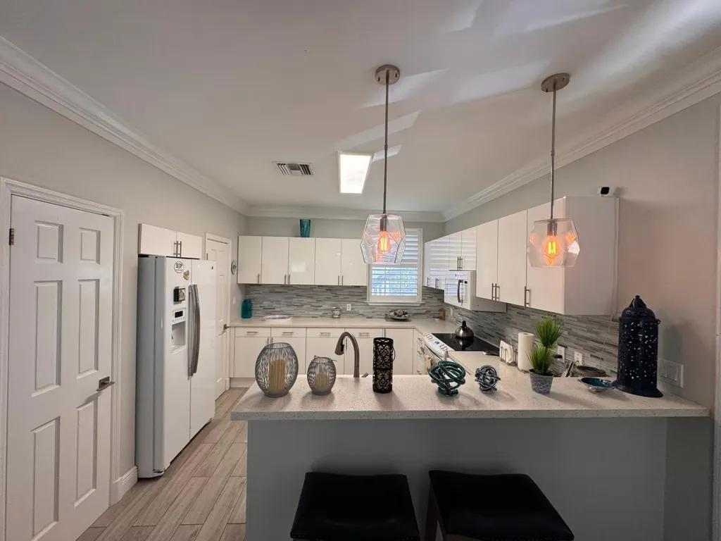 3-bedroom condominium in Anchorage Palm Cay — photo 3