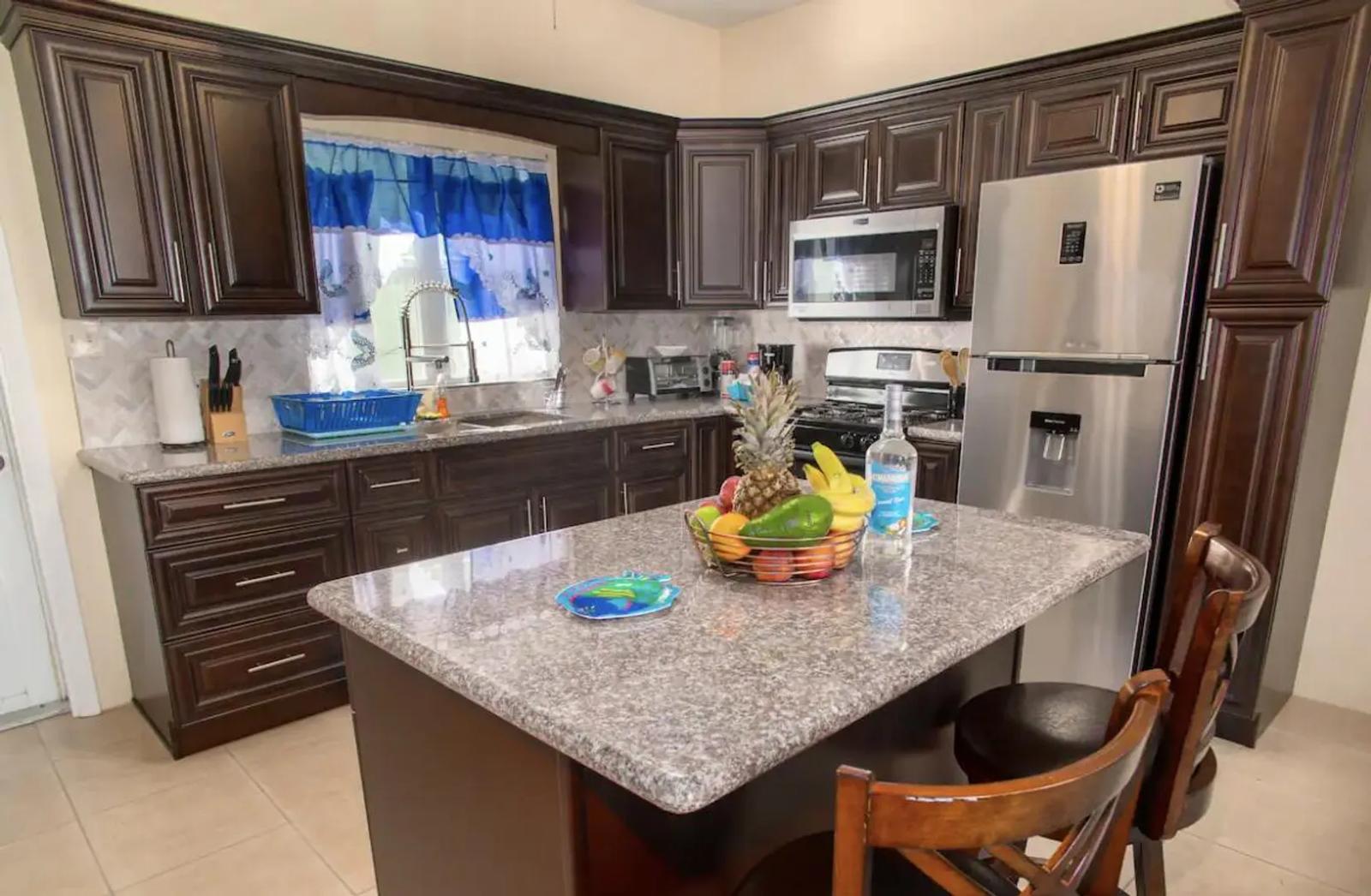 2 Bed, 1 Bath Apartment in St. Thomas — photo 1