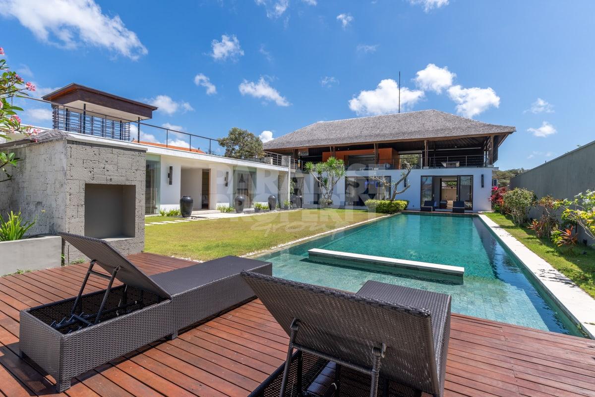 Stylish 5 Bedroom Residence with Panoramic Views — photo 1