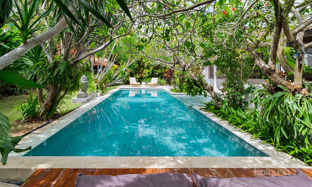 Spacious 5-Bedroom Joglo Villa with Long Lease in Buduk, Bali — photo 3