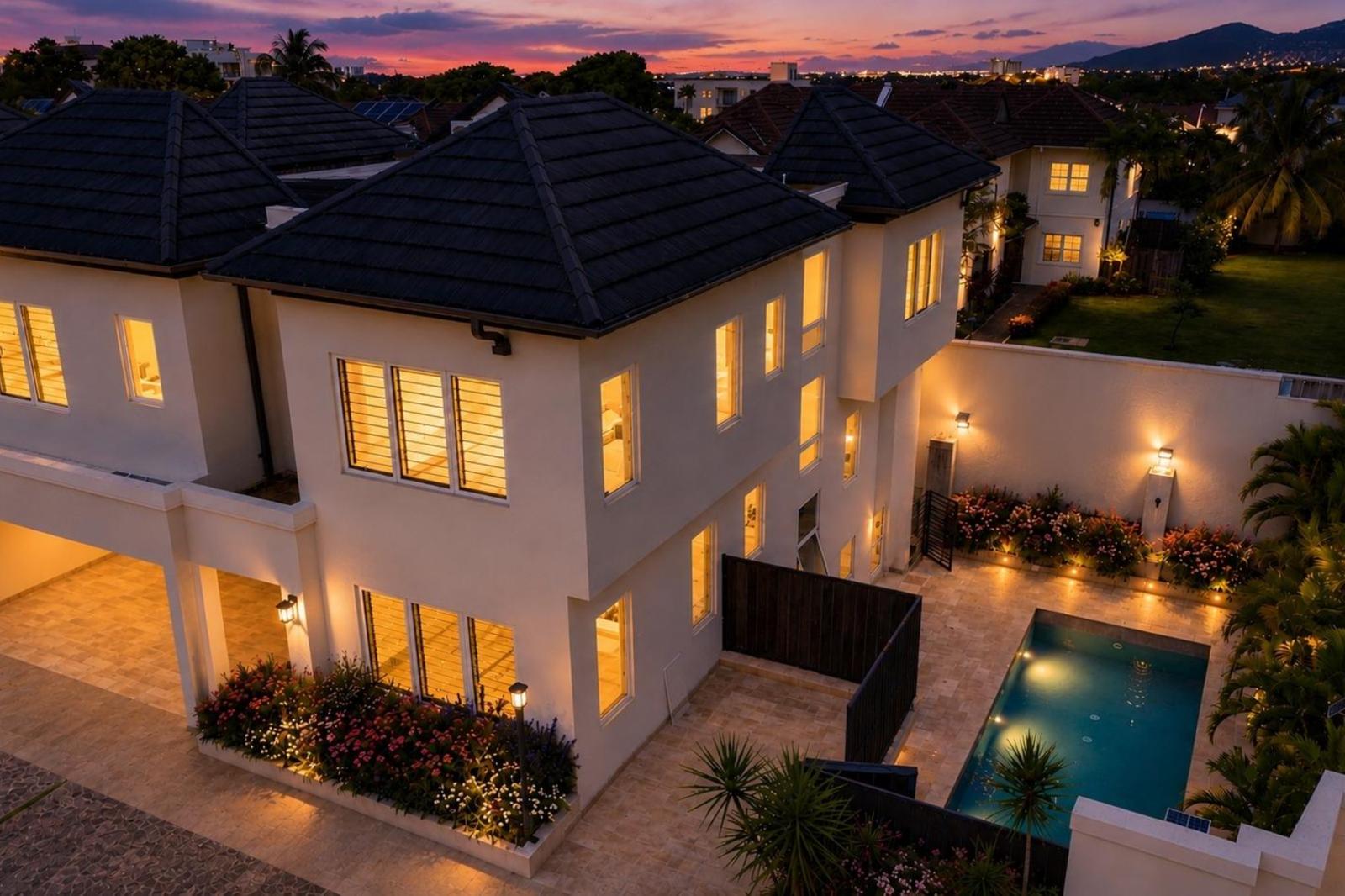 6 Bedroom Townhouse for Sale, Dillsbury Avenue, Jacks Hill, Kingston 7, Jamaica — photo 1