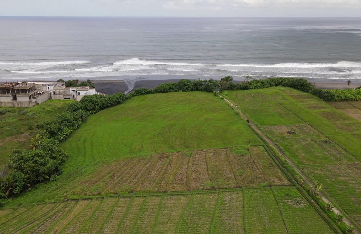 Magnificent 8,680 sqm beachfront plot in Pasut, Tabanan, Bali, Indonesia — photo 1