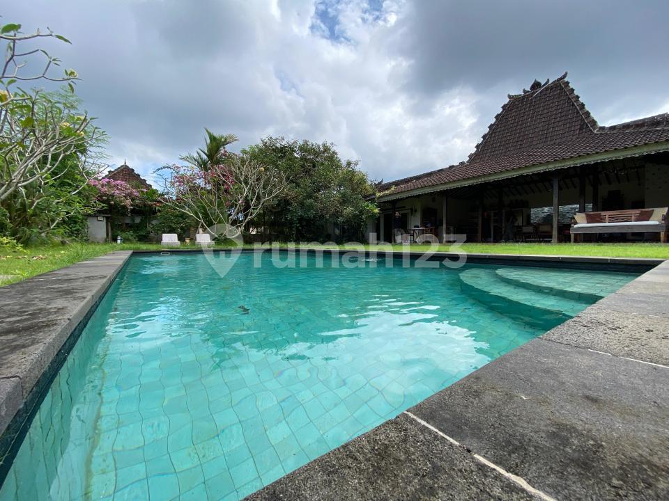 Classic Joglo Style Villa View of GWK Near Sidewalk Mall and Udayana University Campus — photo 1