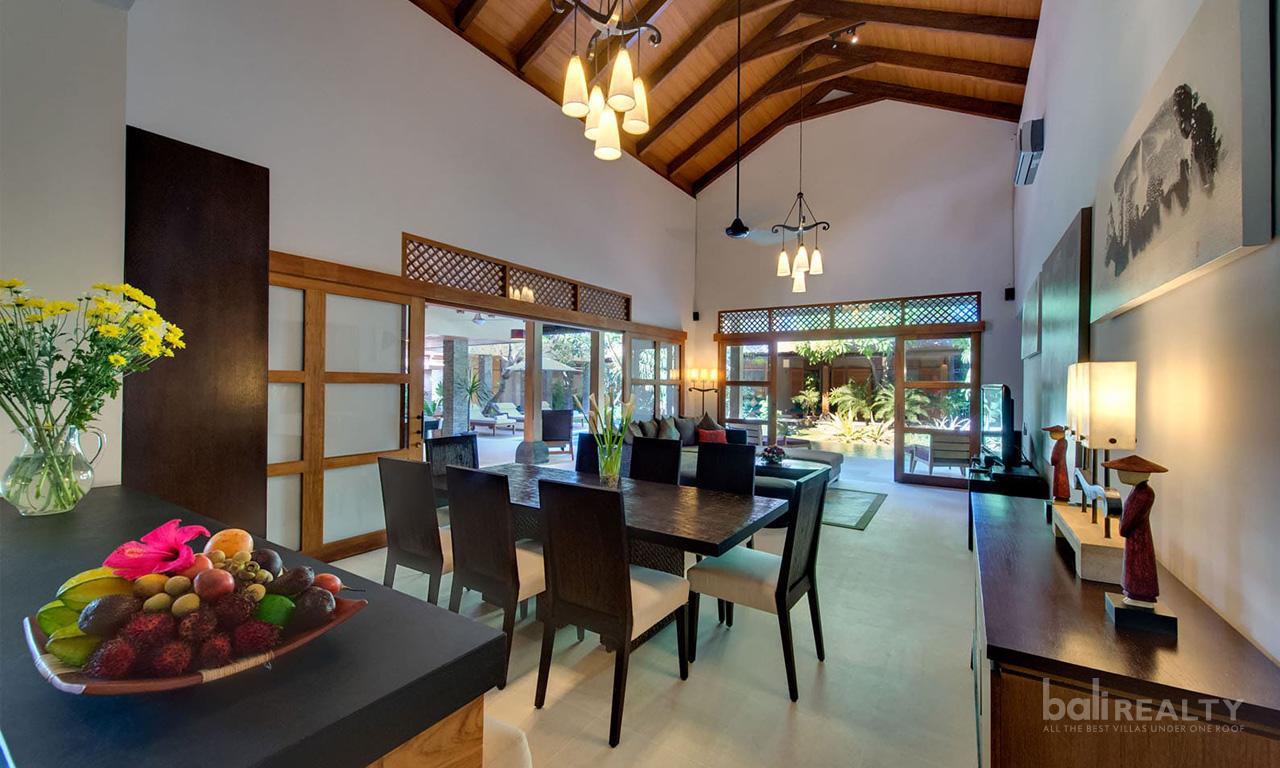 Four Bedroom Villa with Traditional Architecture in Seminyak — photo 5