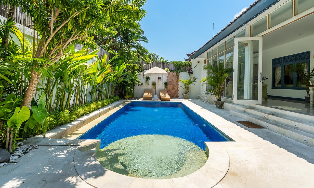 Stylish Central Seminyak Villa: A Smart Two-Bedroom Investment - 2718 — photo 4