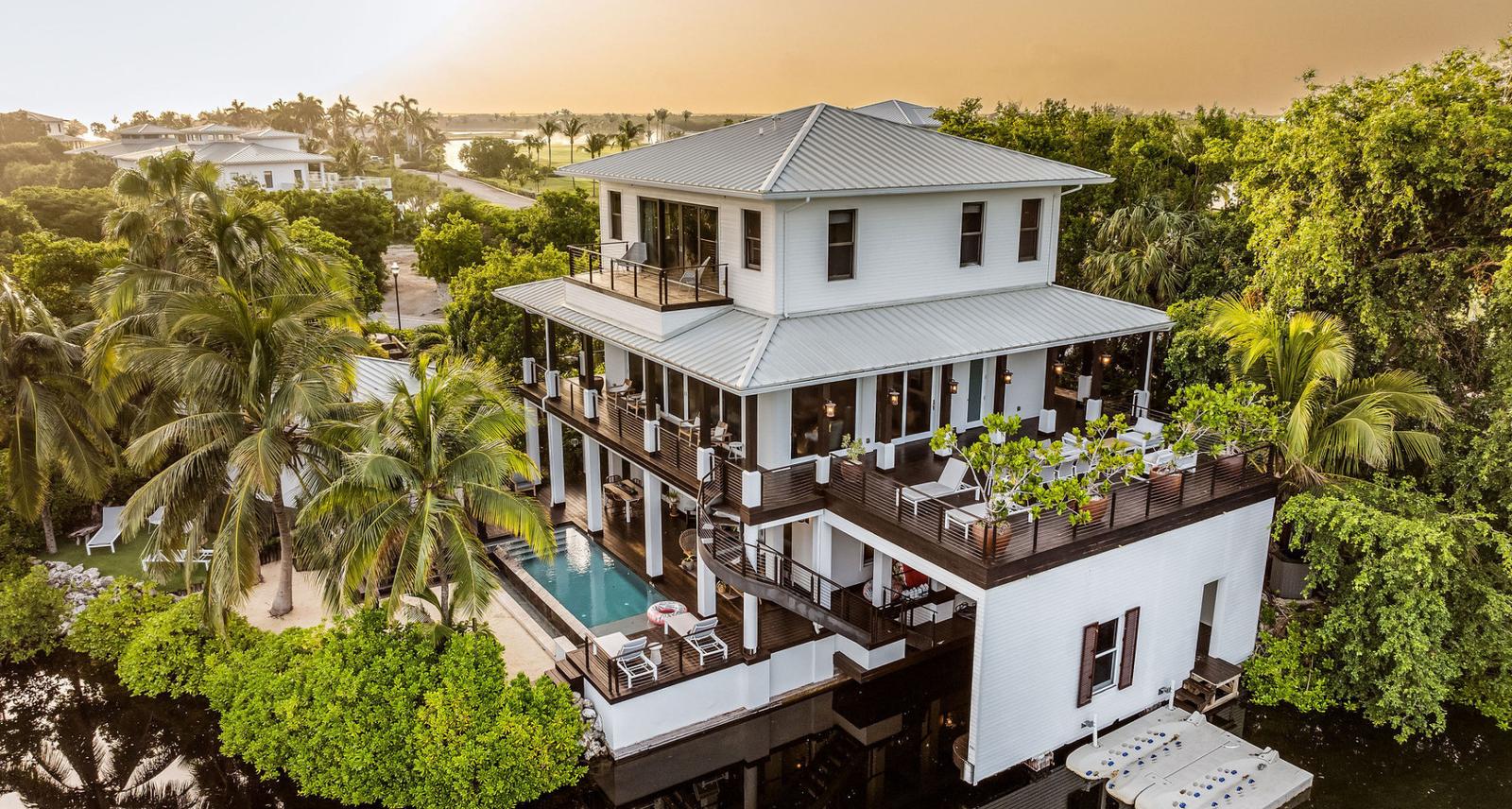 5BR Villa in Seven Mile Beach with Canal and Golf Views — photo 4
