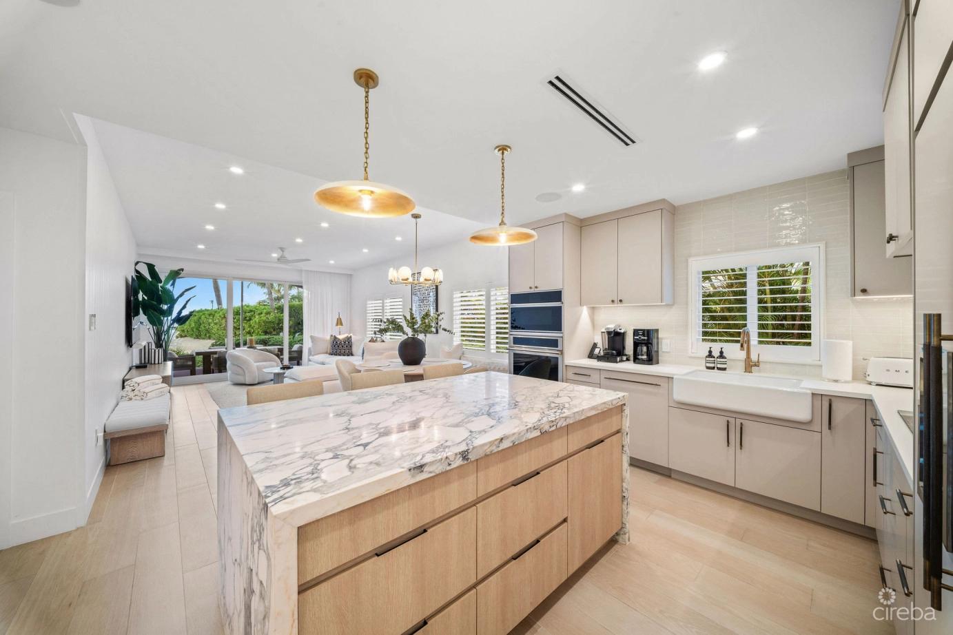 3-bedroom beachfront condo in Seven Mile Beach — photo 1