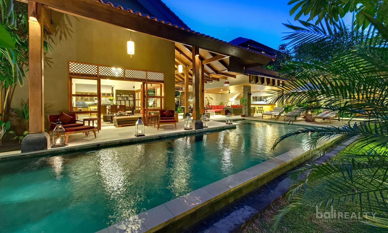 Four Bedroom Villa with Traditional Architecture in Seminyak — photo 1