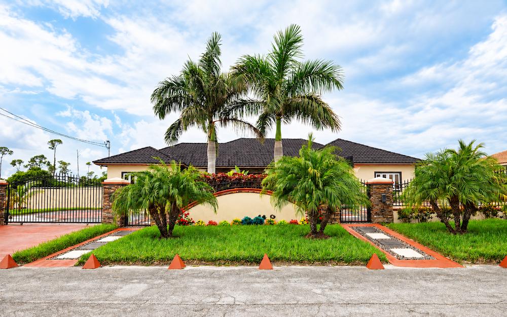 5-bedroom condominium in Langton Circle, Lincoln Green, Grand Bahama, Bahamas — photo 1