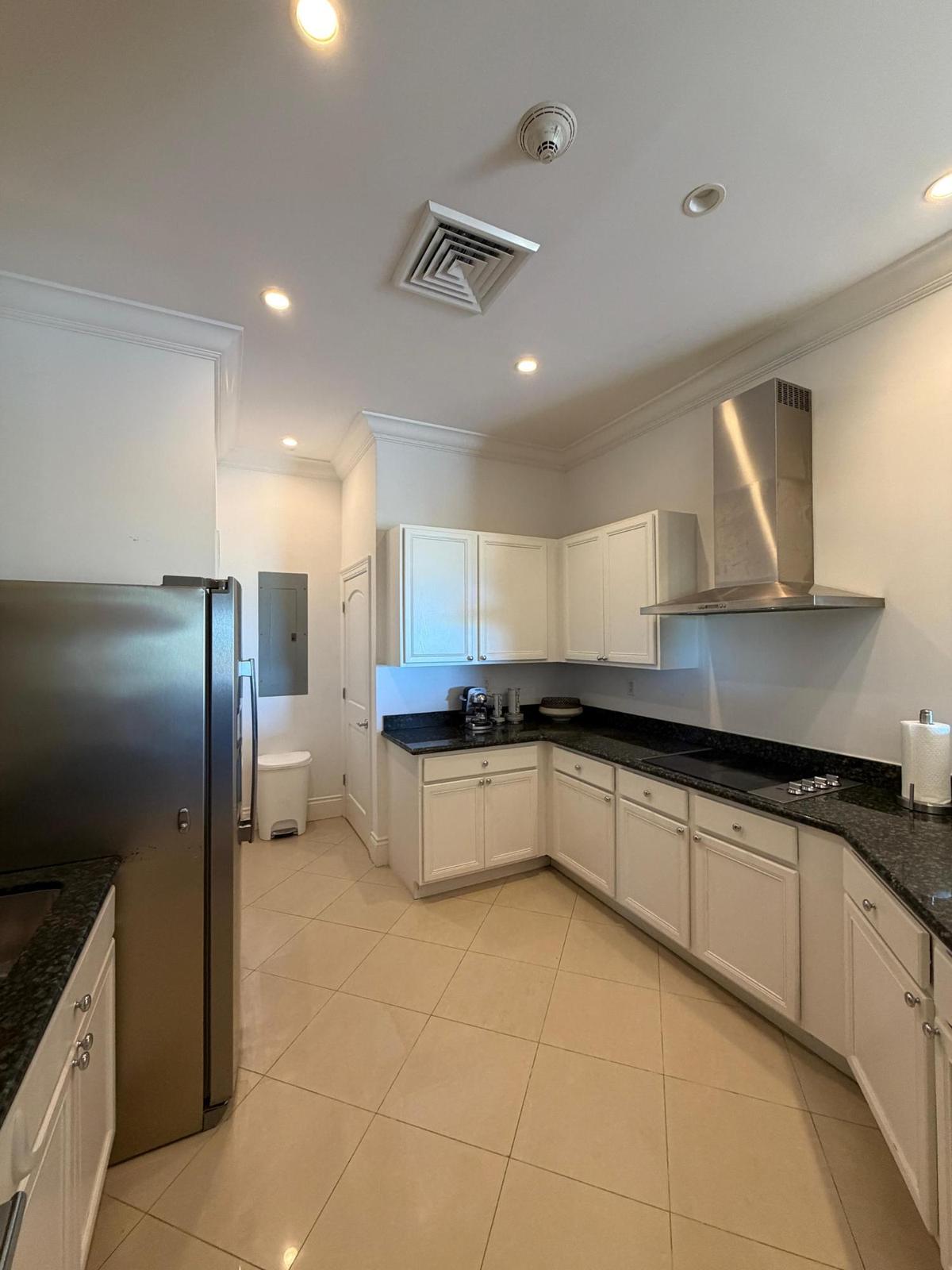 2 bedroom Apartment for sale — CAVES, WEST BAY STREET — photo 4