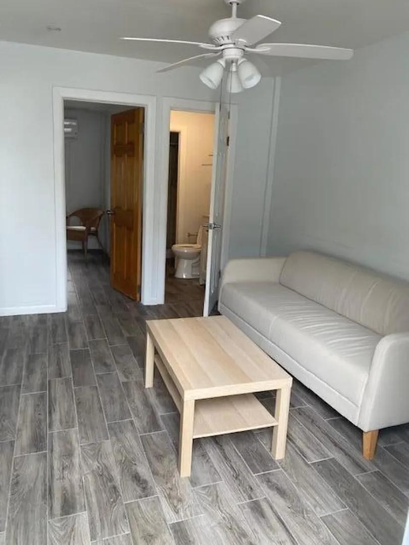 Studio apartment in a marina near Red Hook — photo 3