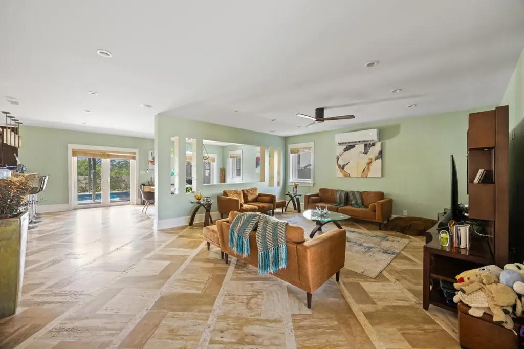 5-bedroom home in Saffron Hill — photo 2