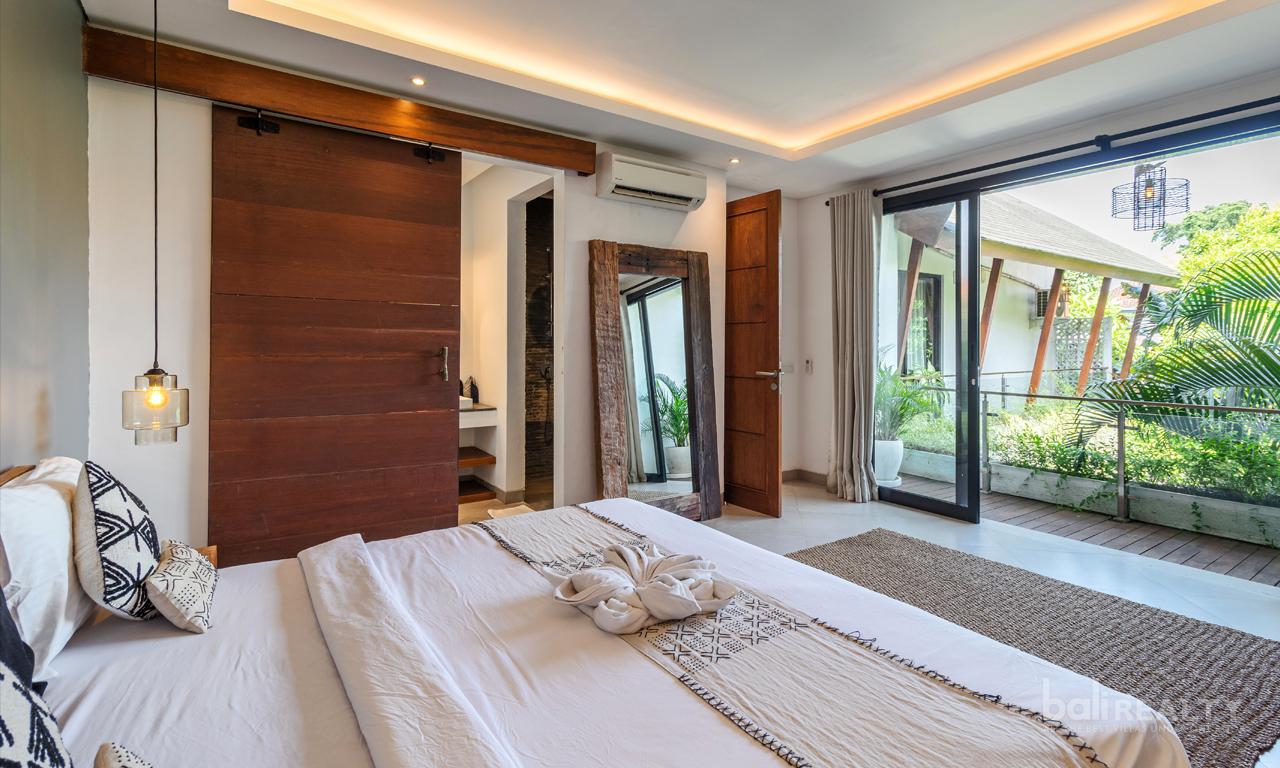 Highly Desirable 80 Year Leasehold Three-Bedroom Villa in Central Seminyak – Just a Short Walk to the Beach — photo 5