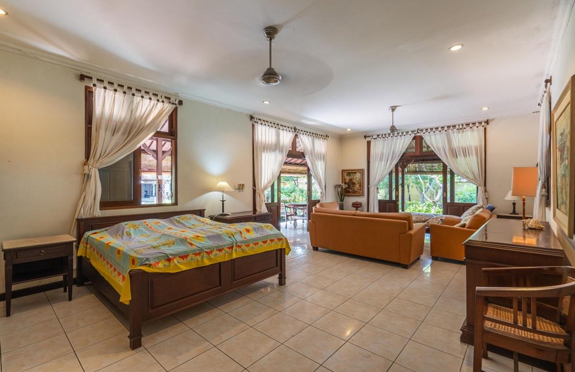 Rare Opportunity to Revitalize a Classic Balinese Cottage in Prime Seminyak — photo 3
