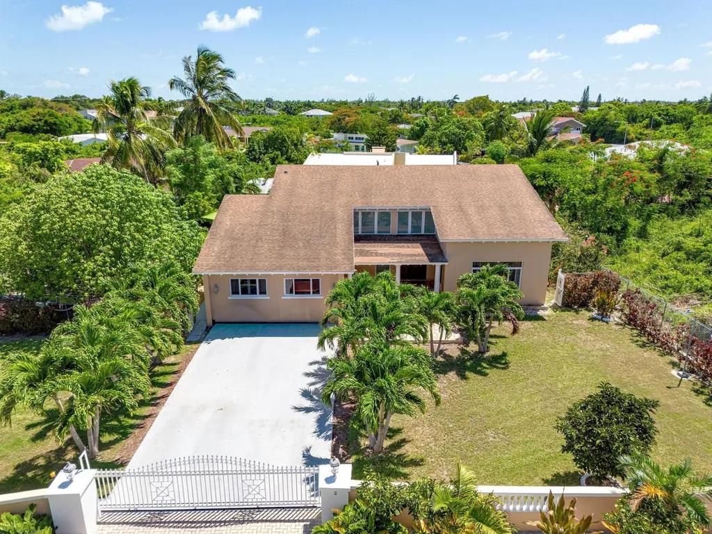 4-bedroom house in Winton with swimming pool — photo 1