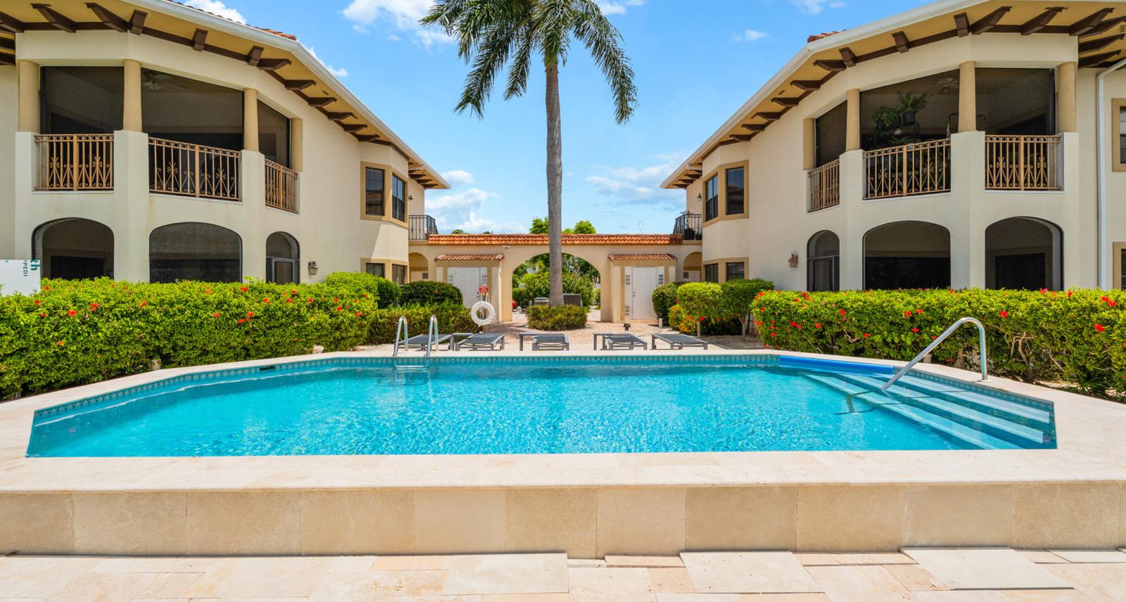50-bedroom house in W Bay Bch South, Cayman Islands — photo 2