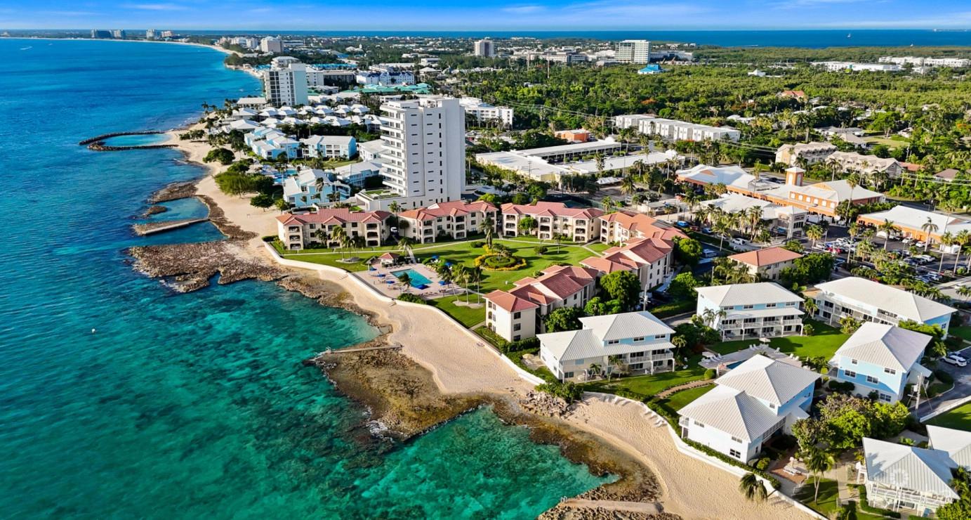 3 bedroom property for sale — Grapetree #7 Beachfront (renovated Gf 3 Bed / 3 Bath) in the Cayman Islands — photo 1