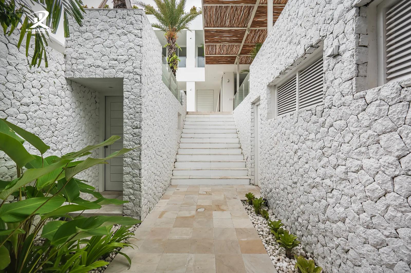 4 bedroom Leasehold Villa with Ocean View Rooftop in Ungasan — photo 5